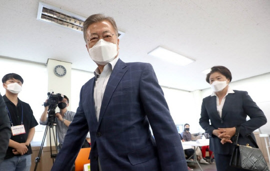 문재인 전 대통령과 김정숙 여사가 지난달 27일 오전 경남 양산시 하북면주민자치센터에 마련된 사전투표소를 찾아 제8회 전국동시지방선거 사전투표를 마치고 이동하고 있다. <연합뉴스>